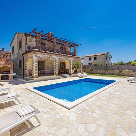 Villa Brioni With Pool By Rentistra Cabrunici Bagian luar foto