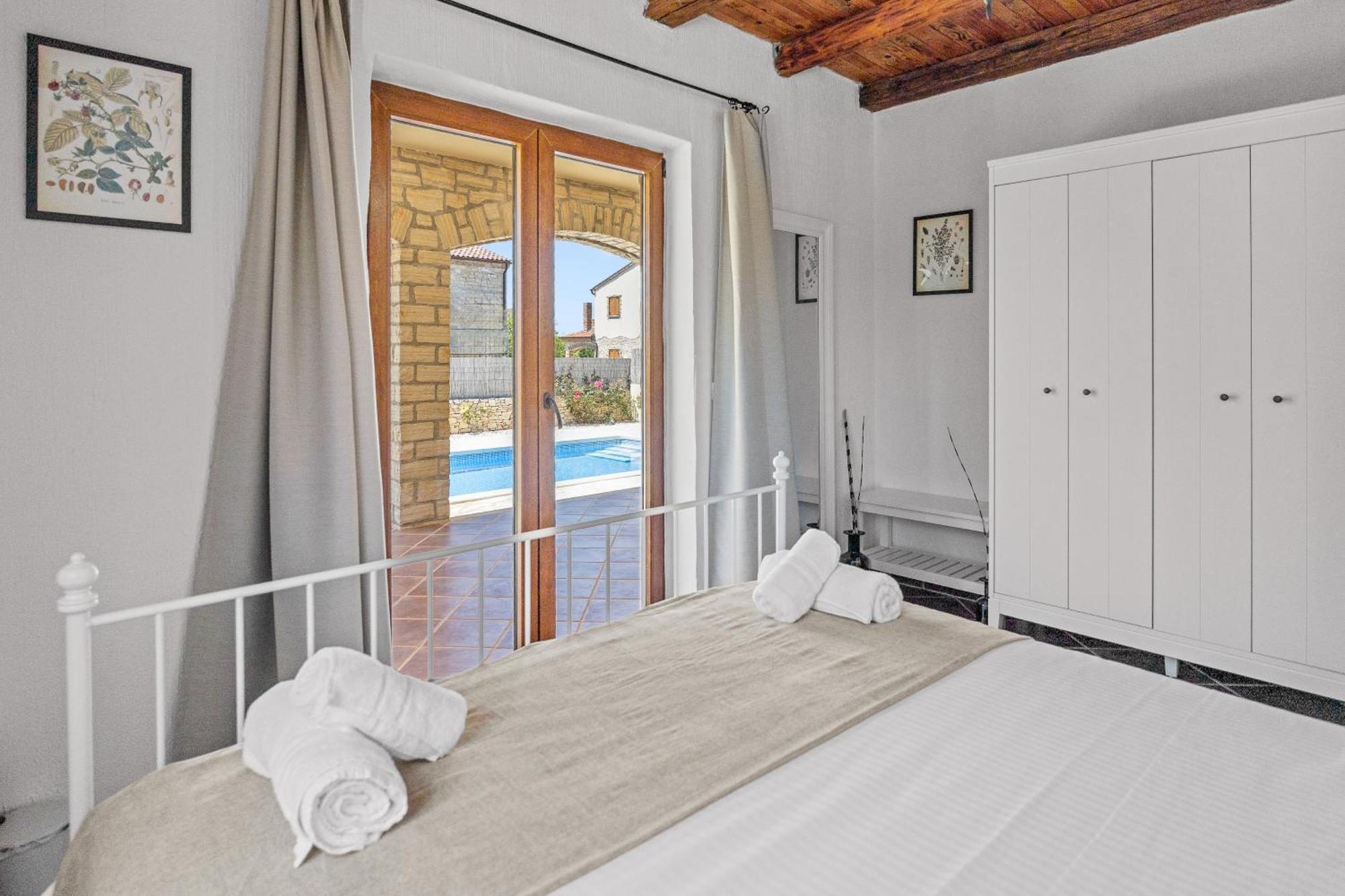 Villa Brioni With Pool By Rentistra Cabrunici Bagian luar foto