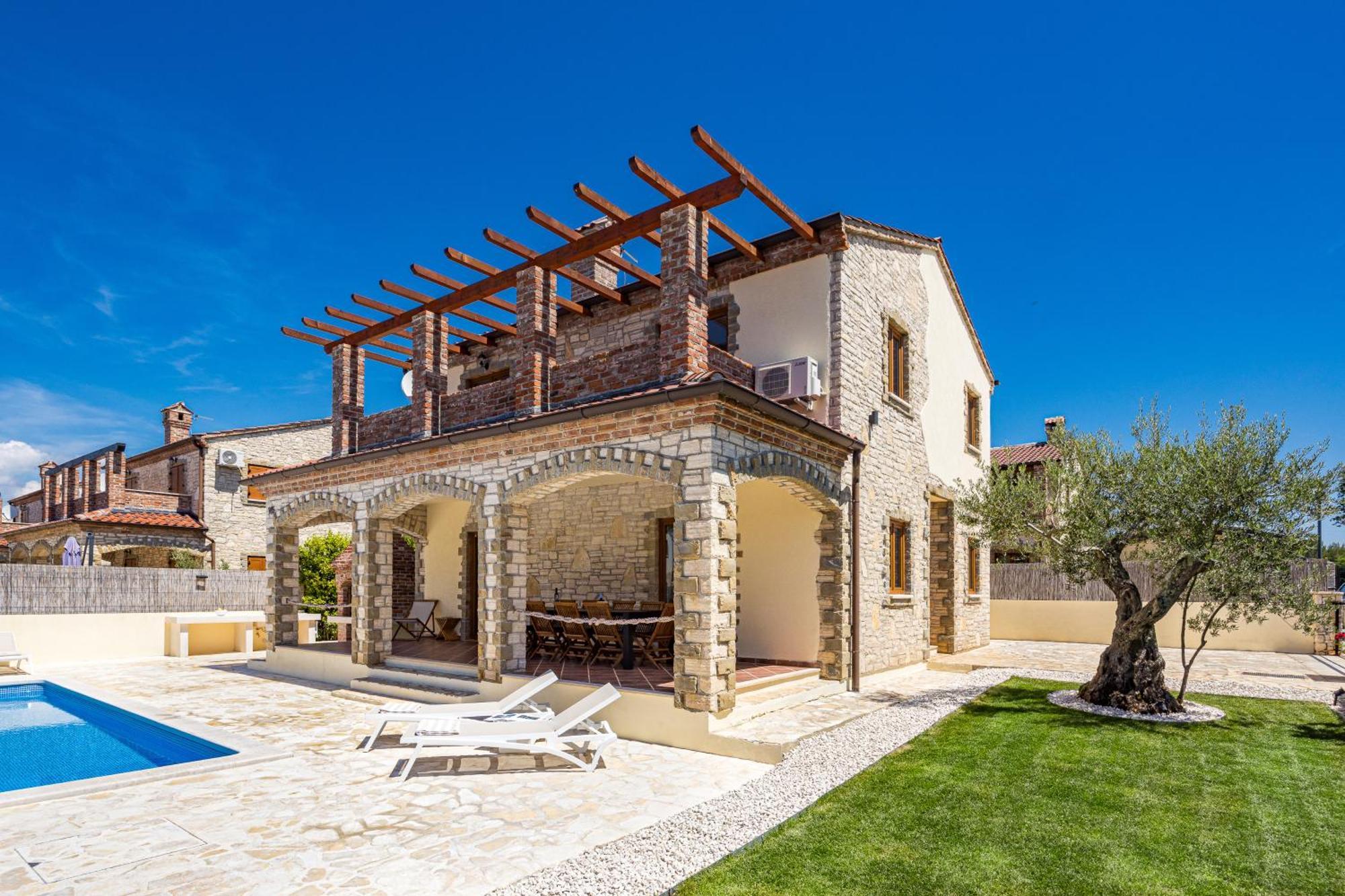 Villa Brioni With Pool By Rentistra Cabrunici Bagian luar foto