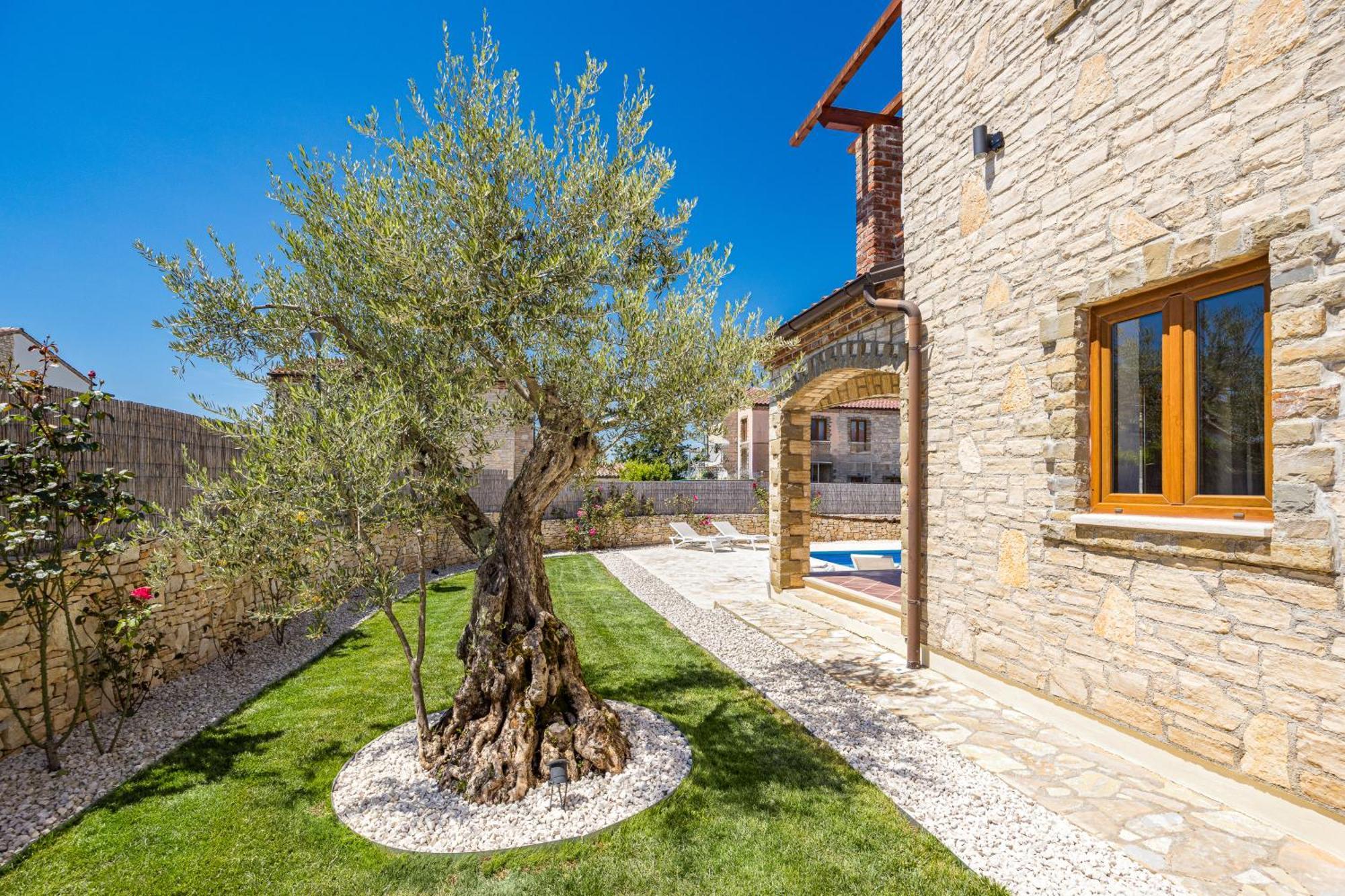 Villa Brioni With Pool By Rentistra Cabrunici Bagian luar foto